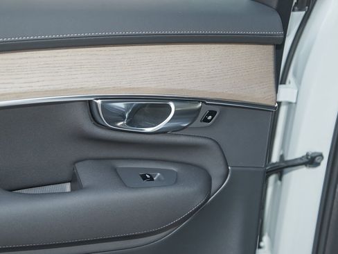 New 2025 Volvo XC90 T8 Plus w/ Protection Package Premier image 17