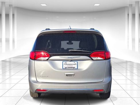 Used 2017 Chrysler Pacifica Touring-L image 4