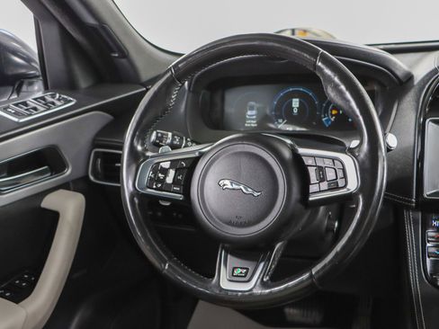 Used 2018 Jaguar F-PACE R-Sport image 12