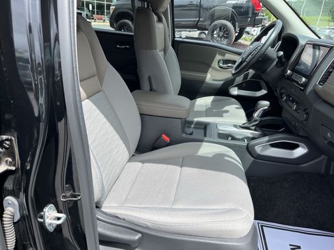 Used 2022 Nissan Frontier SV AWD/4WD image 3