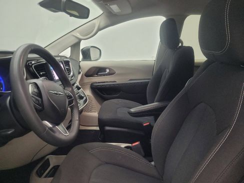 Used 2024 Chrysler Voyager LX FWD image 17