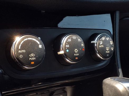 Used 2011 Chrysler 200 Limited FWD image 23