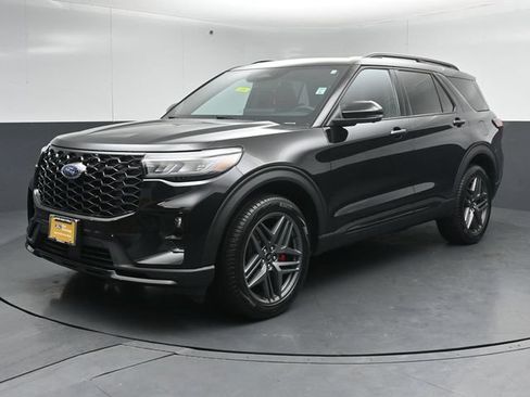 Certified 2025 Ford Explorer ST-Line w/ Premium Package AWD/4WD image 3