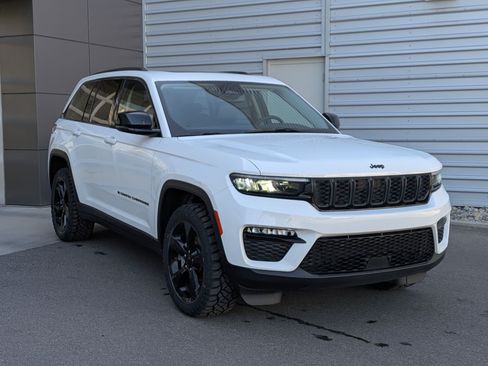 Used 2023 Jeep Grand Cherokee Limited w/ Black Appearance Package AWD/4WD image 3