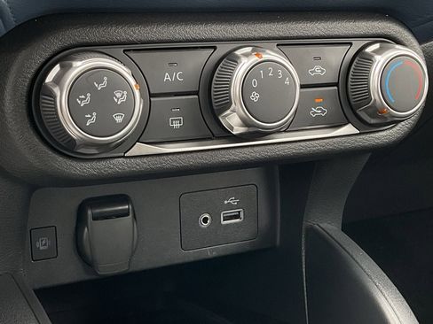 Used 2025 Nissan Versa SV image 29