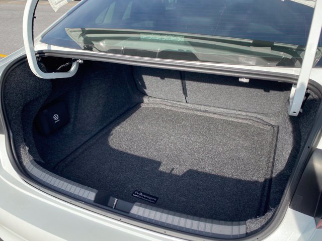 Used 2025 Volkswagen Jetta SE FWD image 9