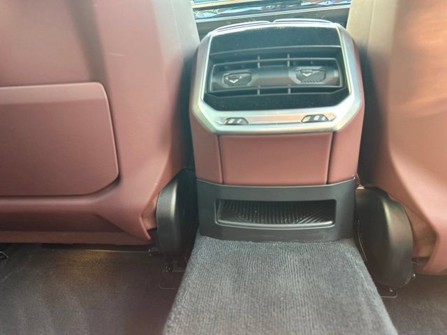 Used 2023 BMW i7 xDrive60 AWD/4WD image 32