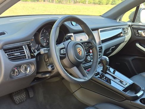 Used 2026 Porsche Macan AWD/4WD image 4