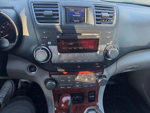 Used 2011 Toyota Highlander Limited w/ Tow Pkg FWD image 18
