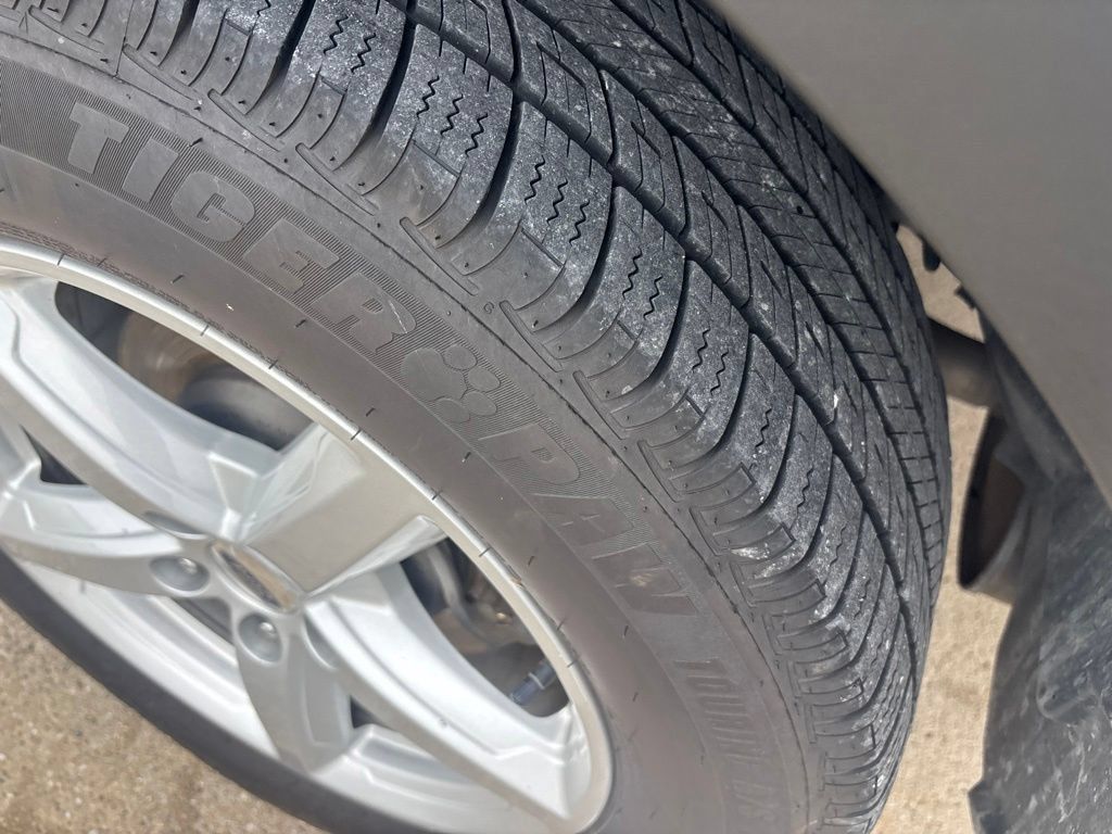 Used 2018 Ford Explorer XLT w/ Equipment Group 202A FWD image 8
