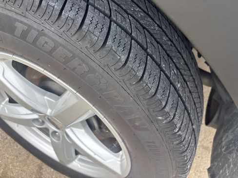 Used 2018 Ford Explorer XLT w/ Equipment Group 202A FWD image 8