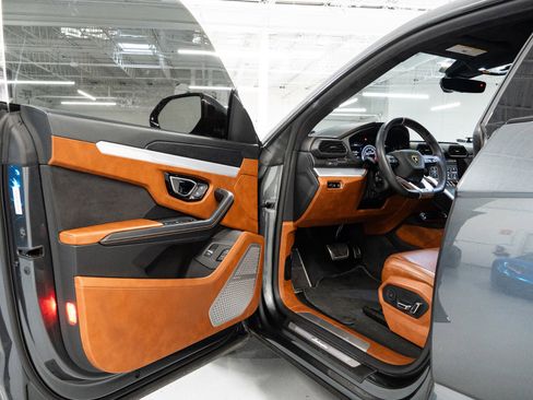Used 2019 Lamborghini Urus AWD/4WD image 23