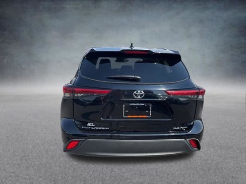 Used 2023 Toyota Highlander XLE AWD/4WD image 4