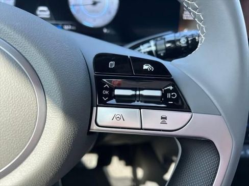 Used 2025 Hyundai Elantra SEL image 21