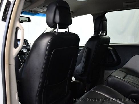 Used 2016 Chrysler Town & Country Touring FWD image 21