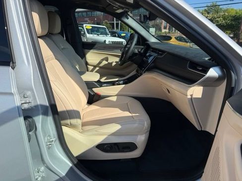Used 2025 Jeep Grand Cherokee Limited w/ Luxury Tech Group II AWD/4WD image 14