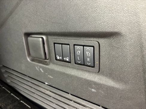 Used 2025 GMC Yukon XL Denali Ultimate AWD/4WD image 35