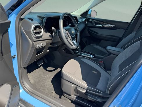 Used 2024 Chevrolet TrailBlazer LT w/ LT Cold Weather Package FWD image 9