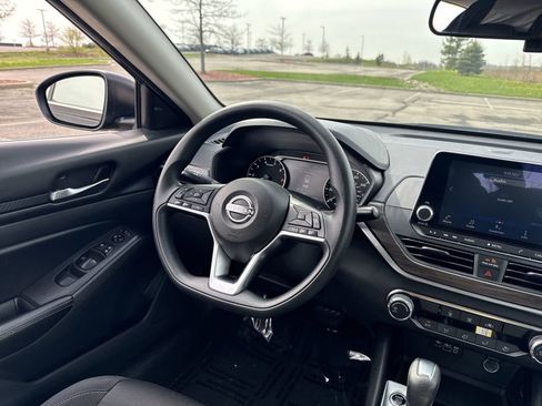 Used 2024 Nissan Altima 2.5 SV FWD image 19