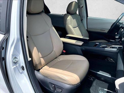 Used 2024 Toyota Sienna XLE FWD image 9