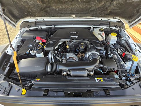 Used 2020 Jeep Gladiator Rubicon w/ Cold Weather Group image 8