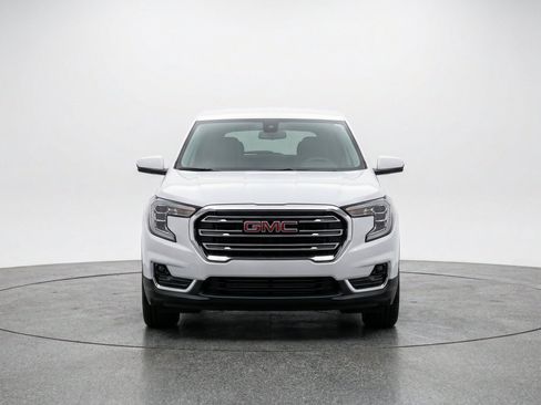 Used 2024 GMC Terrain SLE FWD image 2