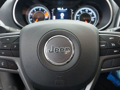 Certified 2019 Jeep Cherokee Latitude w/ Popular Appearance Group image 38