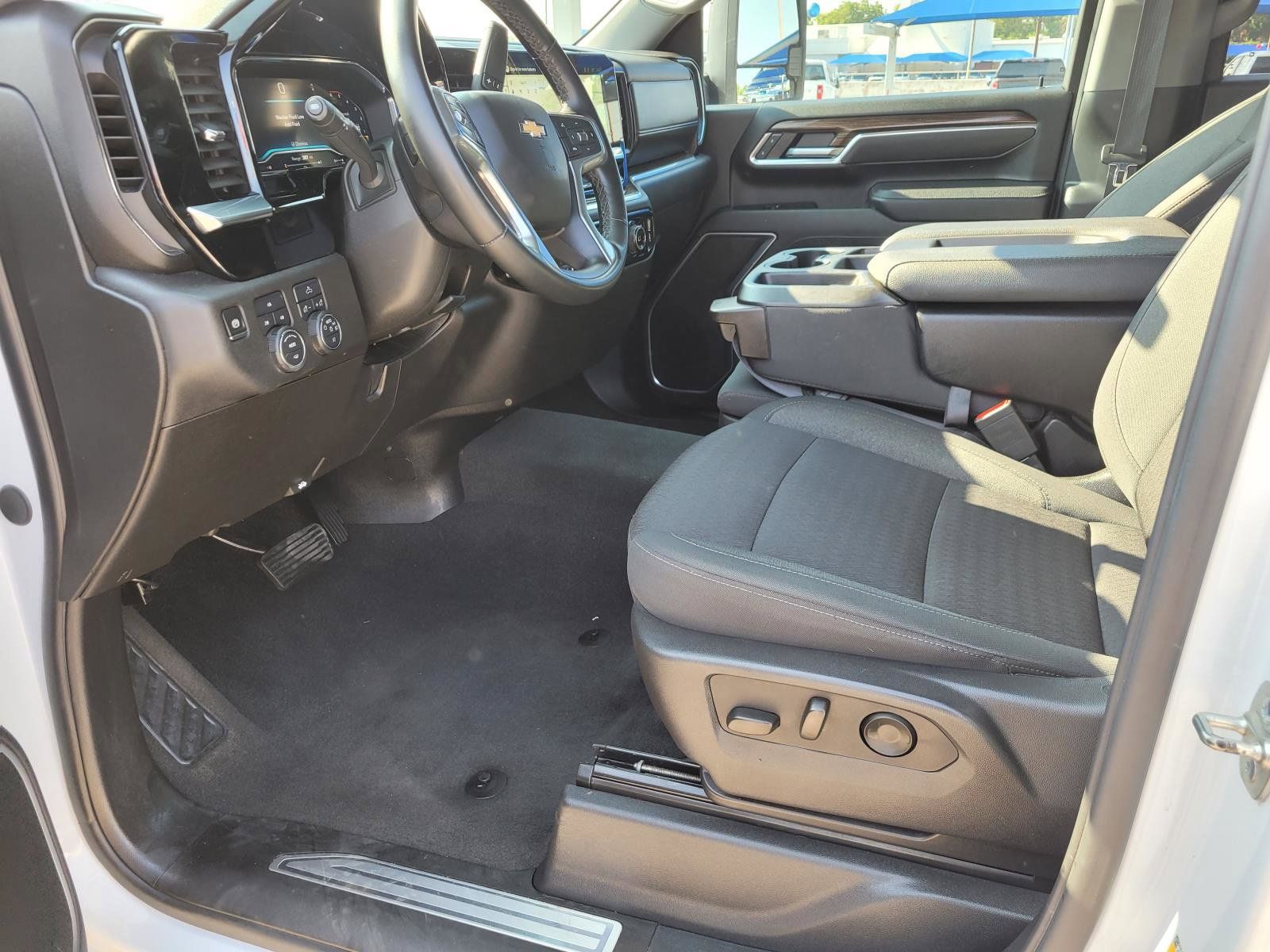Used 2025 Chevrolet Silverado 2500 LT w/ Convenience Package AWD/4WD image 2