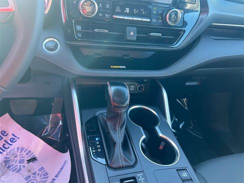 Used 2024 Toyota Highlander XSE image 11