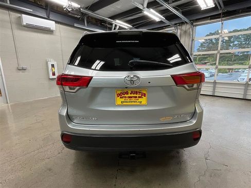 Used 2019 Toyota Highlander XLE AWD/4WD image 4