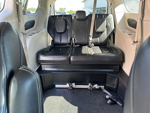 Used 2023 Chrysler Pacifica Touring-L FWD image 29