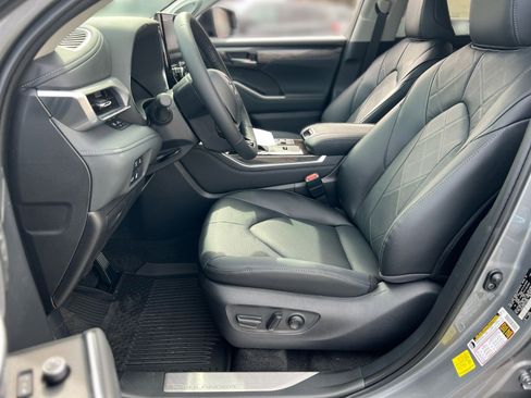 New 2026 Toyota Highlander Platinum image 8