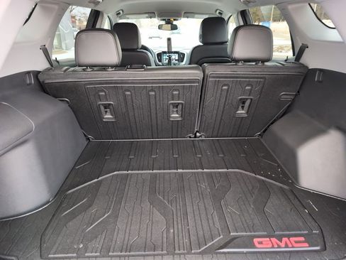 Used 2024 GMC Terrain SLT w/ Infotainment Package II image 10