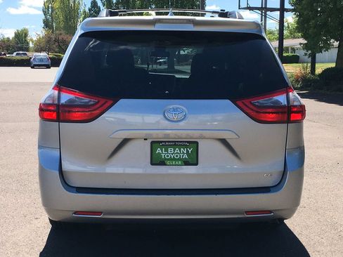 Used 2020 Toyota Sienna LE w/ Carpet Mat Package FWD image 5