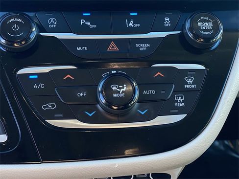 Used 2023 Chrysler Pacifica Touring-L image 14