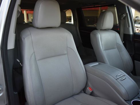 Used 2016 Toyota Highlander Limited FWD image 32