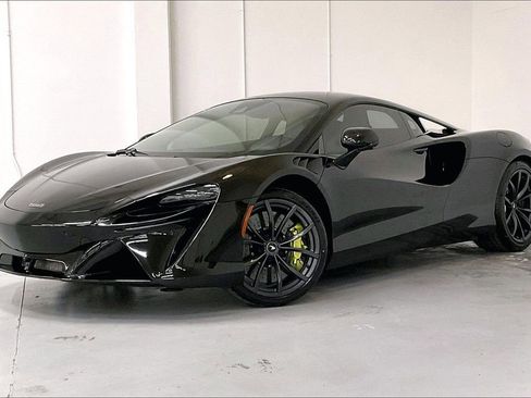 Used 2023 McLaren Artura RWD image 3