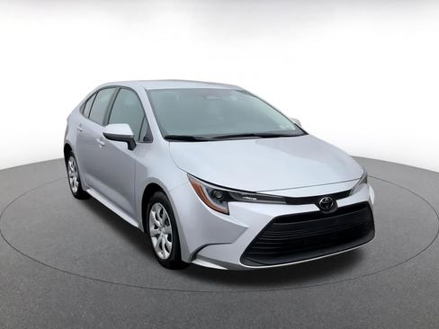 Used 2025 Toyota Corolla LE image 3