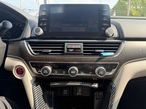 Used 2018 Honda Accord Touring image 17