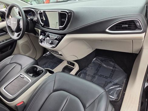 Used 2024 Chrysler Pacifica Limited FWD image 16