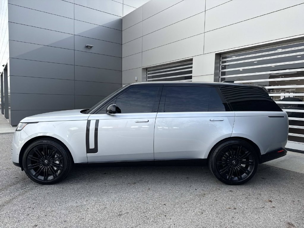 Used 2025 Land Rover Range Rover Long Wheelbase SE AWD/4WD image 3