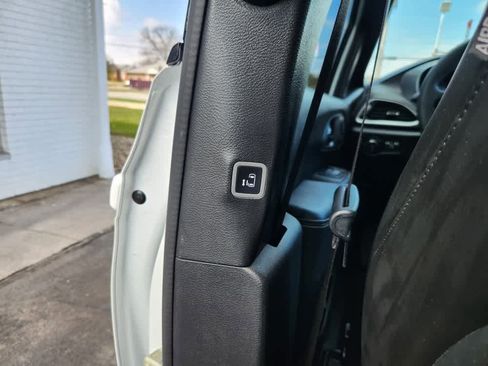 Used 2023 Chrysler Pacifica Touring-L w/ S Appearance Package image 21