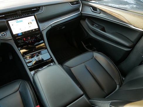 Used 2023 Jeep Grand Cherokee L Limited image 11