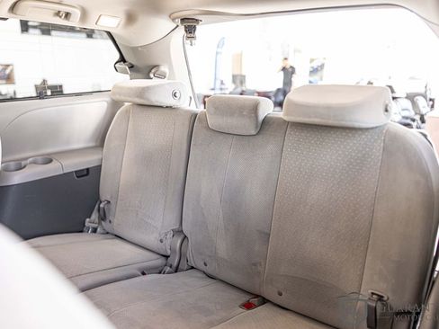 Used 2020 Toyota Sienna LE w/ LE Preferred Package FWD image 31