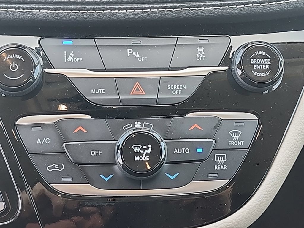 Used 2024 Chrysler Pacifica Limited FWD image 7
