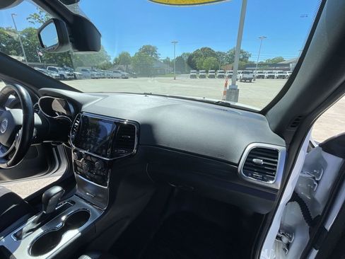 Used 2020 Jeep Grand Cherokee Altitude AWD/4WD image 19