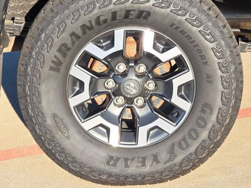 Used 2023 Toyota Tacoma TRD Off-Road image 9