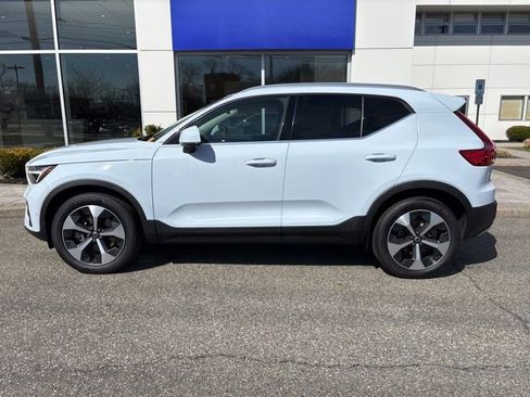 Used 2025 Volvo XC40 B5 Plus image 2