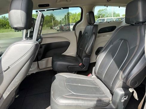 Used 2017 Chrysler Pacifica Touring-L Plus w/ Advanced Safetytec Group FWD image 17