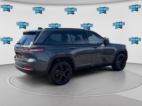 Used 2023 Jeep Grand Cherokee Altitude AWD/4WD image 6